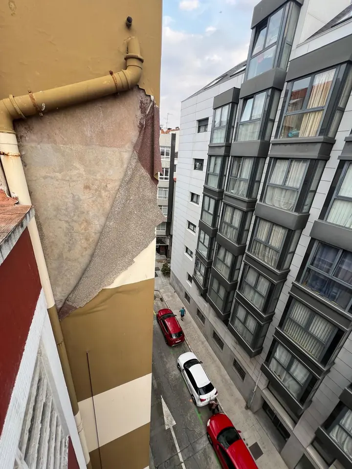 Antes: alero con la pintura desprendida y colgando