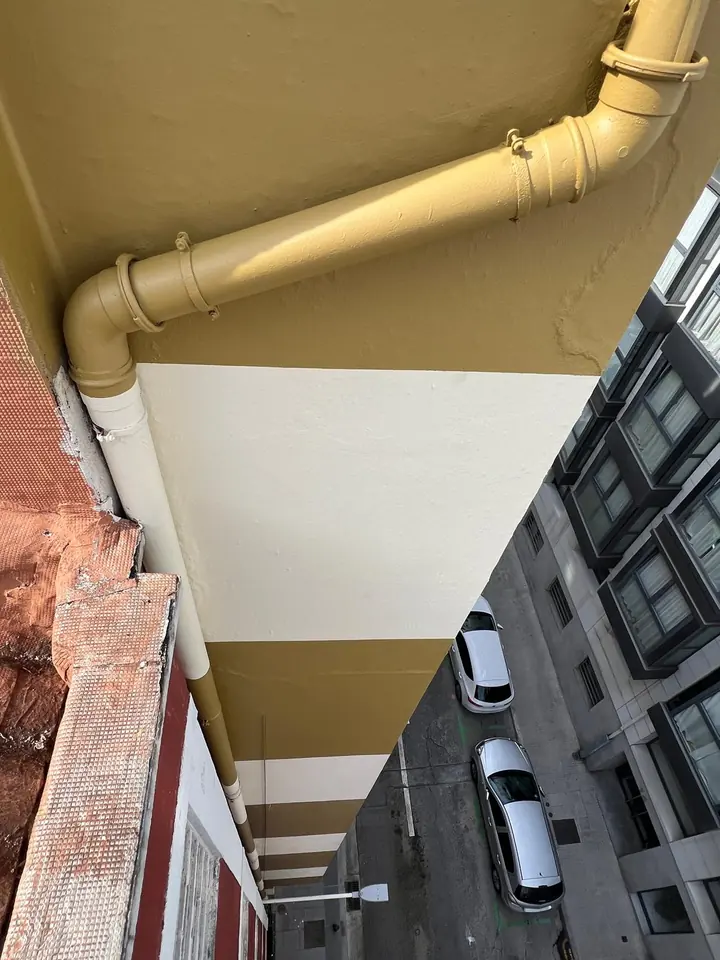 Después: el mismo alero reparado y pintado
