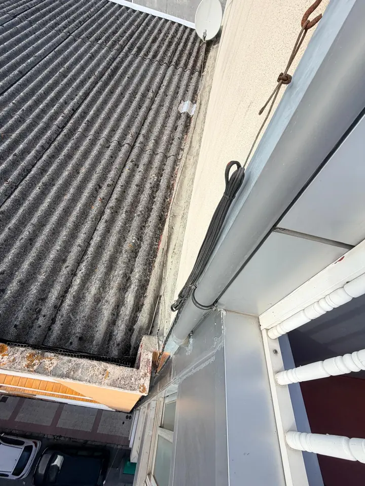 Bajante nuevo de PVC instalado en lugar del antiguo de chapa