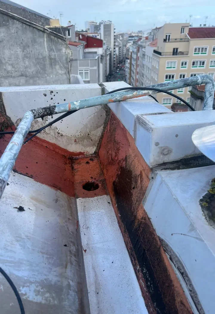 Después: el mismo canalón limpio y el sumidero despejado