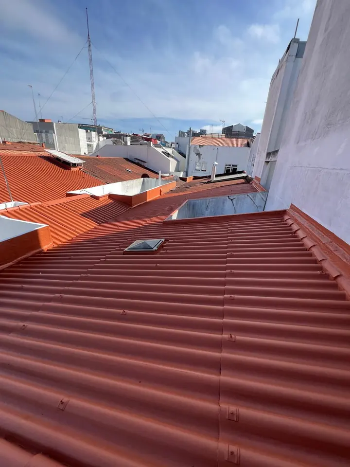 Después: la misma cubierta impermeabilizada y pintada de rojo