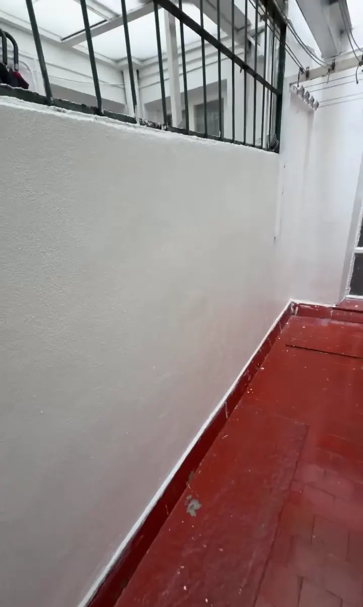 Después: la misma pared, reparada y pintada