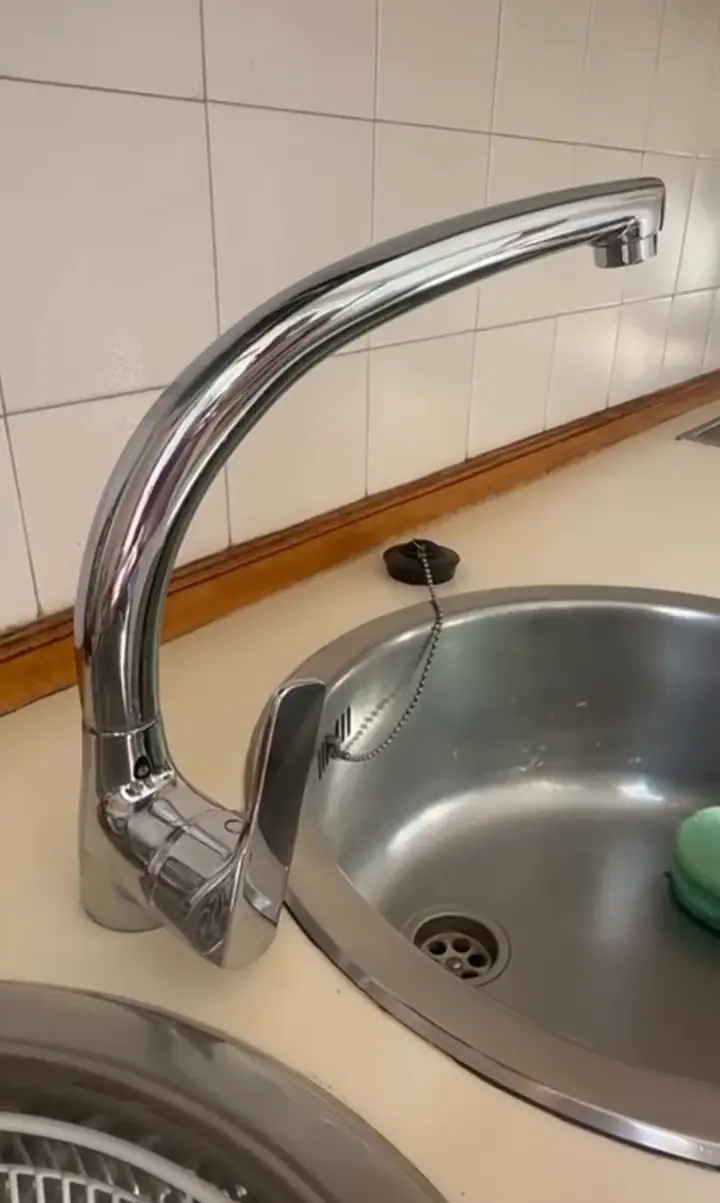 Grifo nuevo instalado en un fregadero