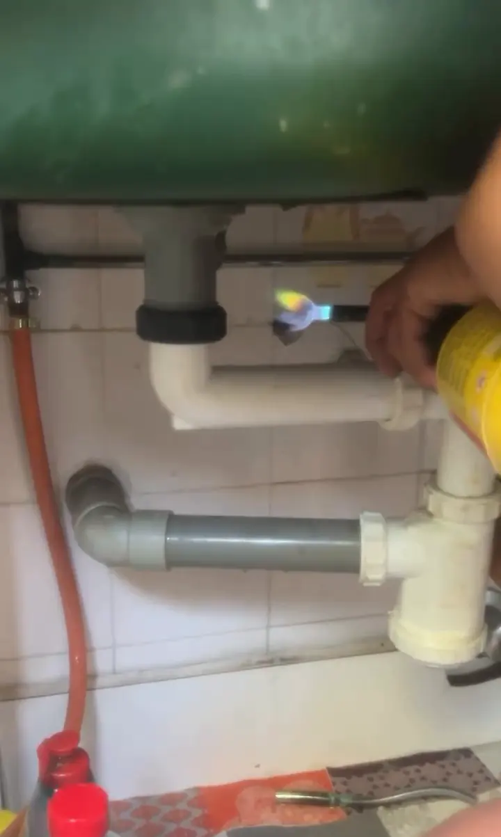 Fontanero soldando una tubería con soplete