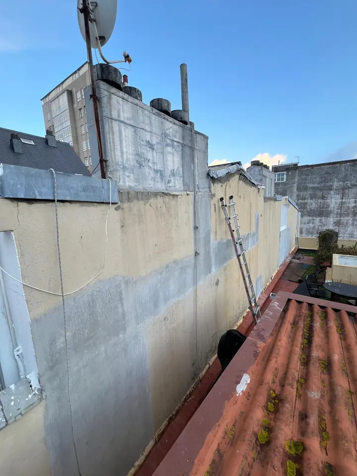 Antes: pared exterior con la pintura vieja y manchas