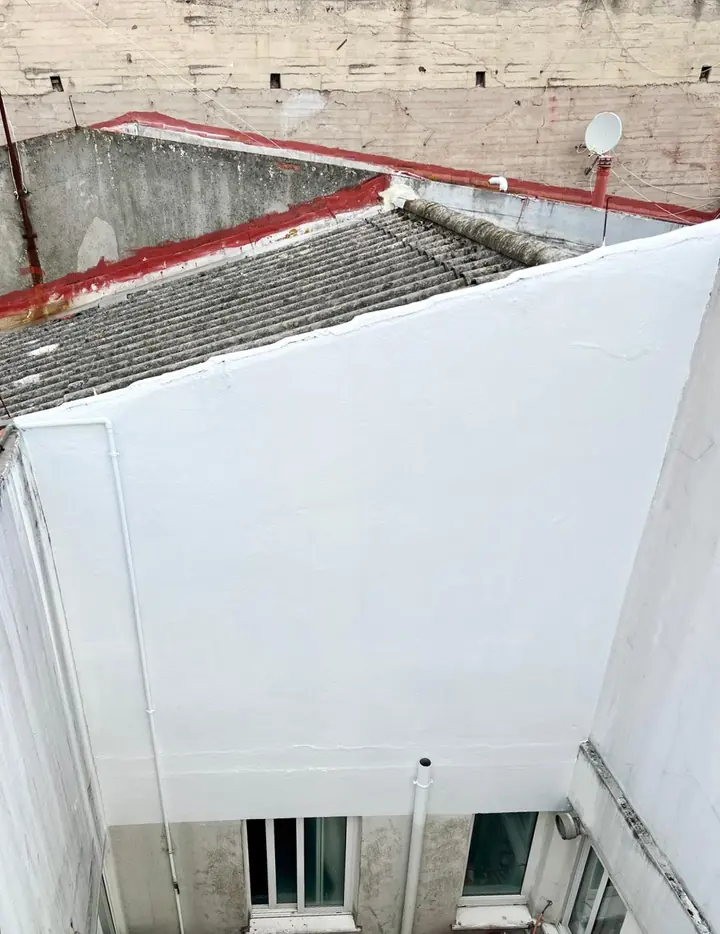 Después: la pared del fondo del patio de luces, limpia y pintada de blanco