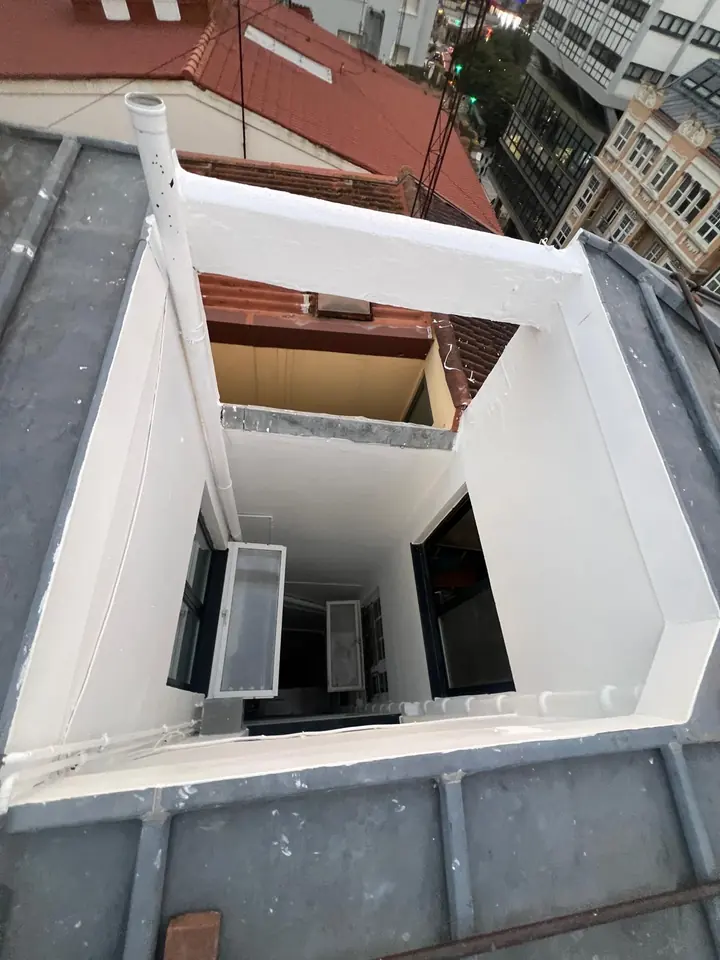 Después: el mismo patio de luces limpio y pintado de blanco