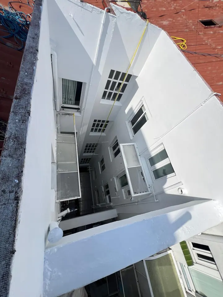 Después: el mismo patio de luces pintado de blanco